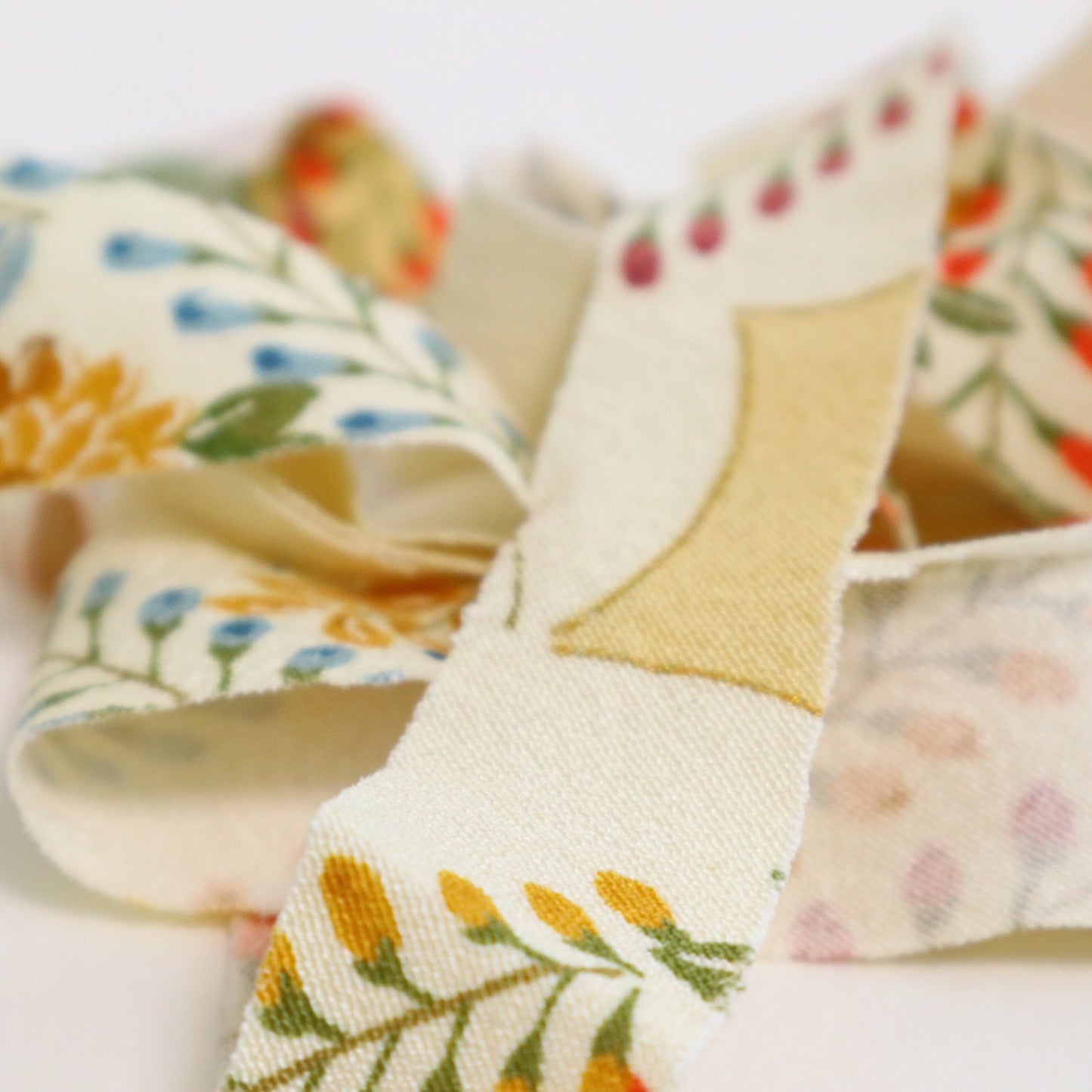 卵色に色とりどりの草花模様・縮緬(Y02605001)