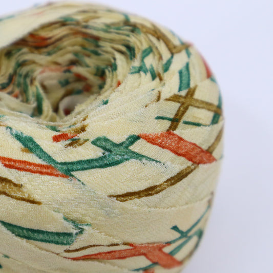 Egg-colored crepe with a checkered pattern of green, brown, and red (Y02404022)