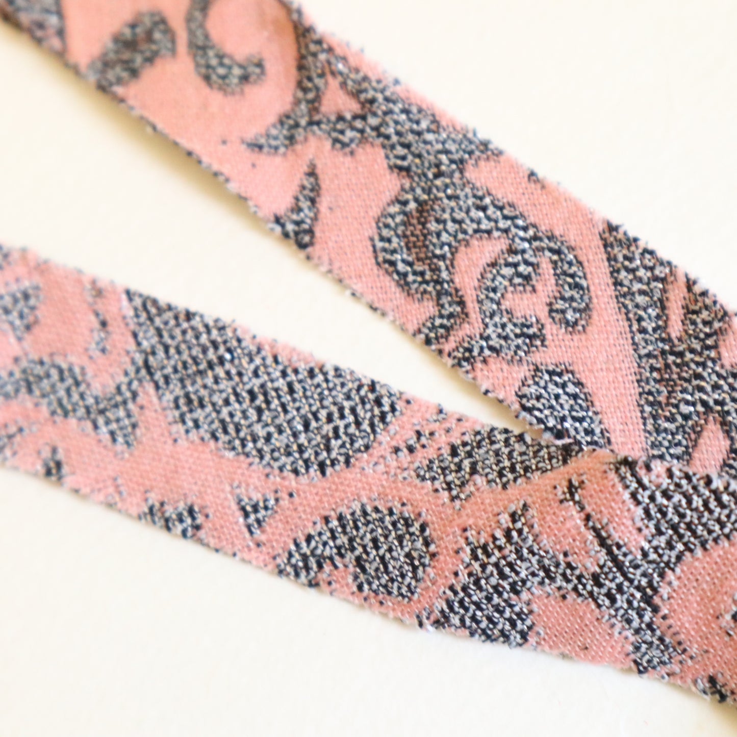 ピンクに灰色の花唐草柄・交織(Y02509004)