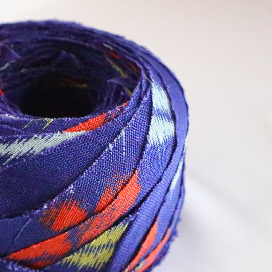 Colorful floral pattern in ultramarine/wool (Y02311024)