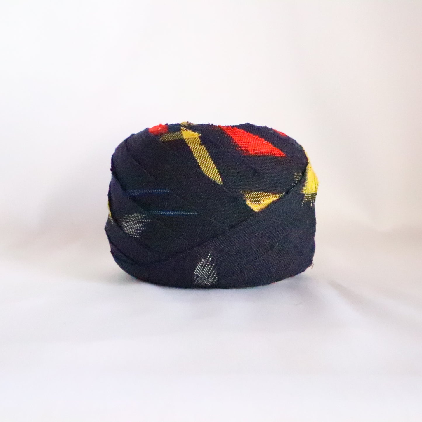Colorful geometric pattern in navy blue (Y02311037)