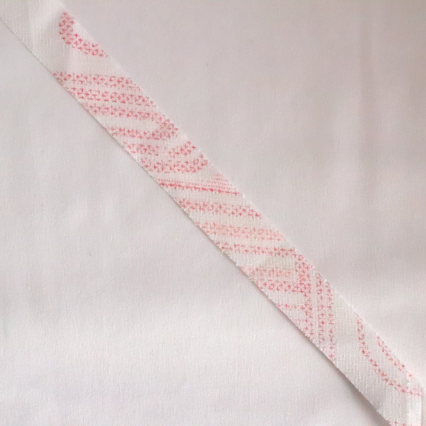 White and azalea abstract pattern/mixed weave (Y02310027)