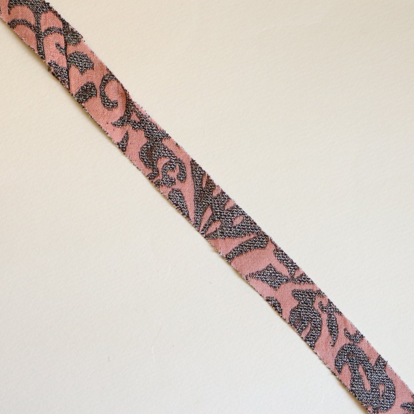 ピンクに灰色の花唐草柄・交織(Y02509004)