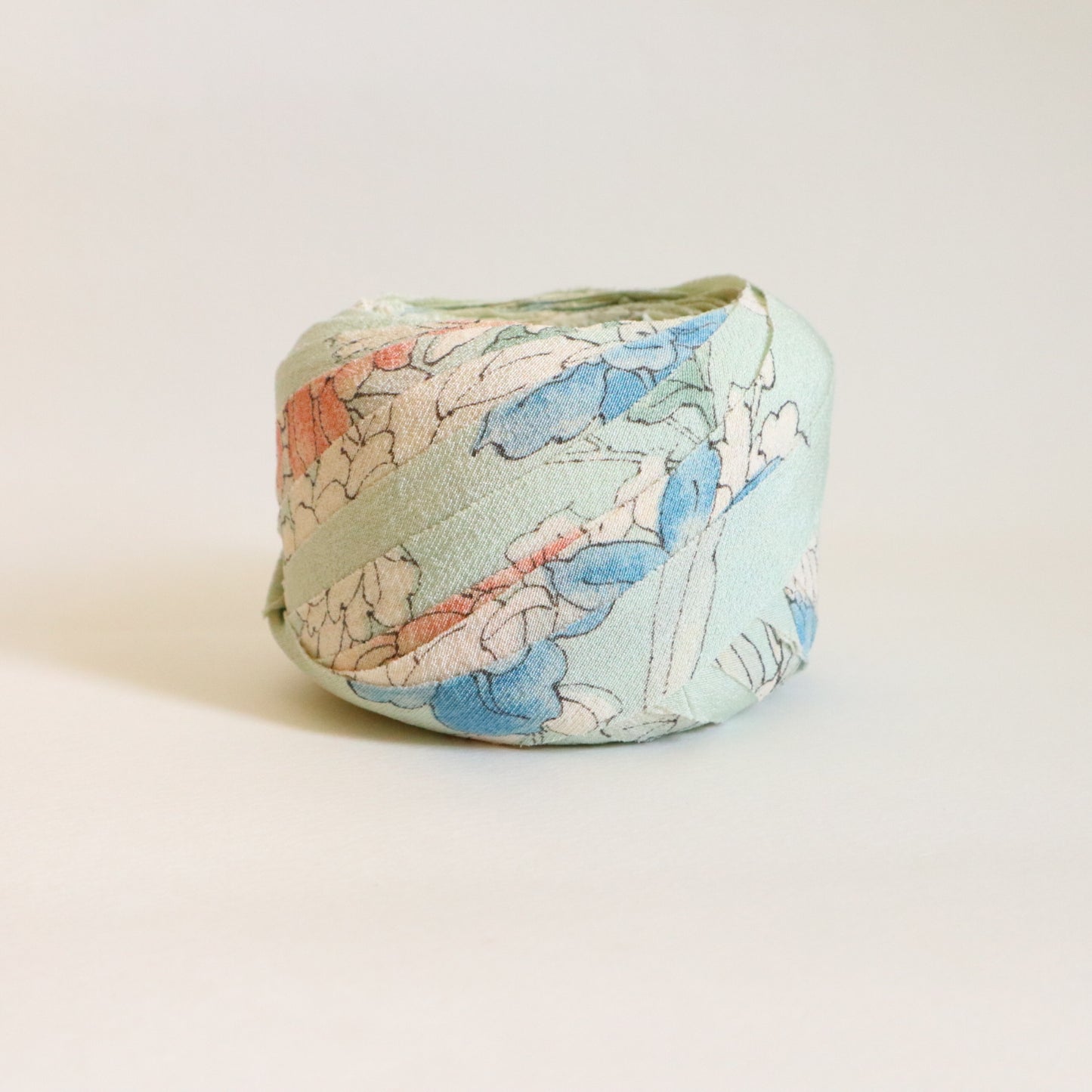 薄い水色にピンク・青・白の花柄・縮緬(Y02509002)