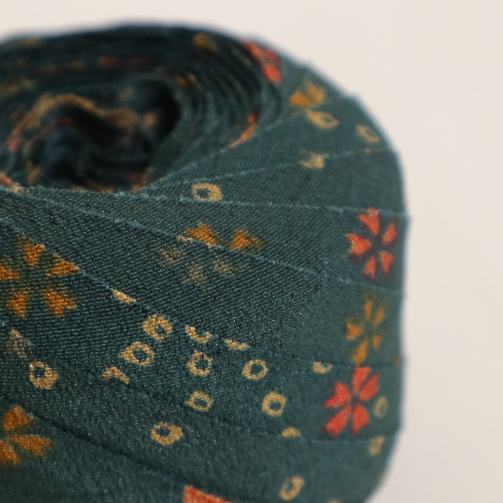 深緑に赤や黄色の小花模様・縮緬 (Y02605008） – kimonoyarn