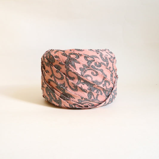 ピンクに灰色の花唐草柄・交織(Y02509004)