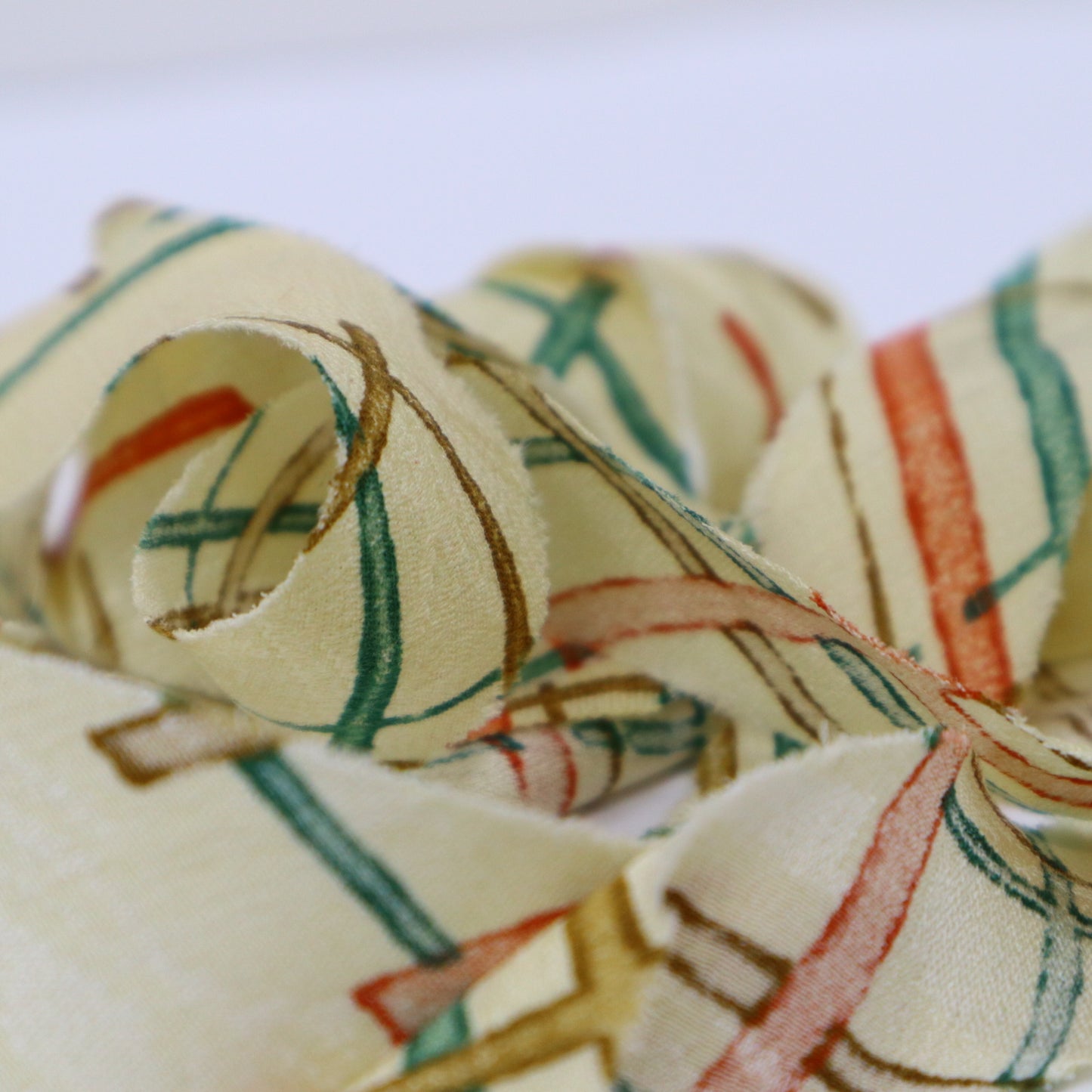 Egg-colored crepe with a checkered pattern of green, brown, and red (Y02404022)