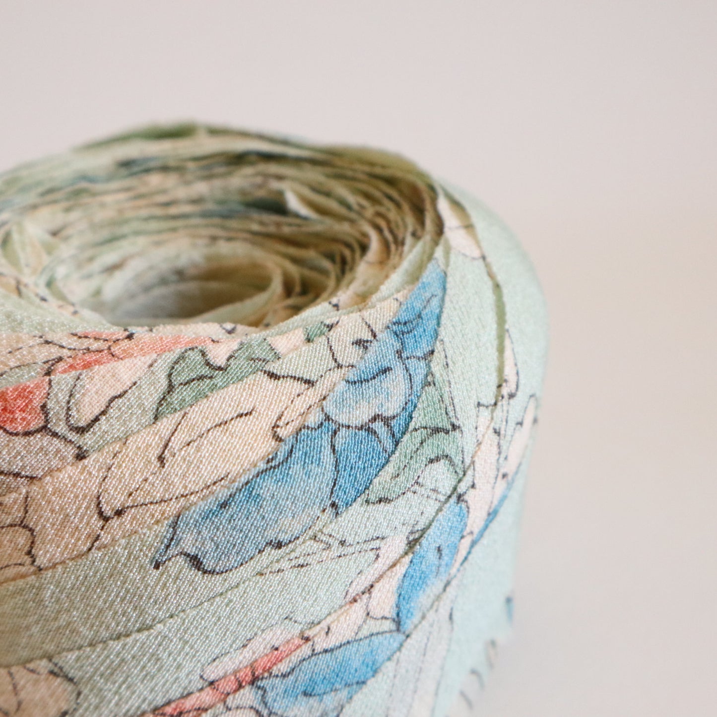 薄い水色にピンク・青・白の花柄・縮緬(Y02509002)