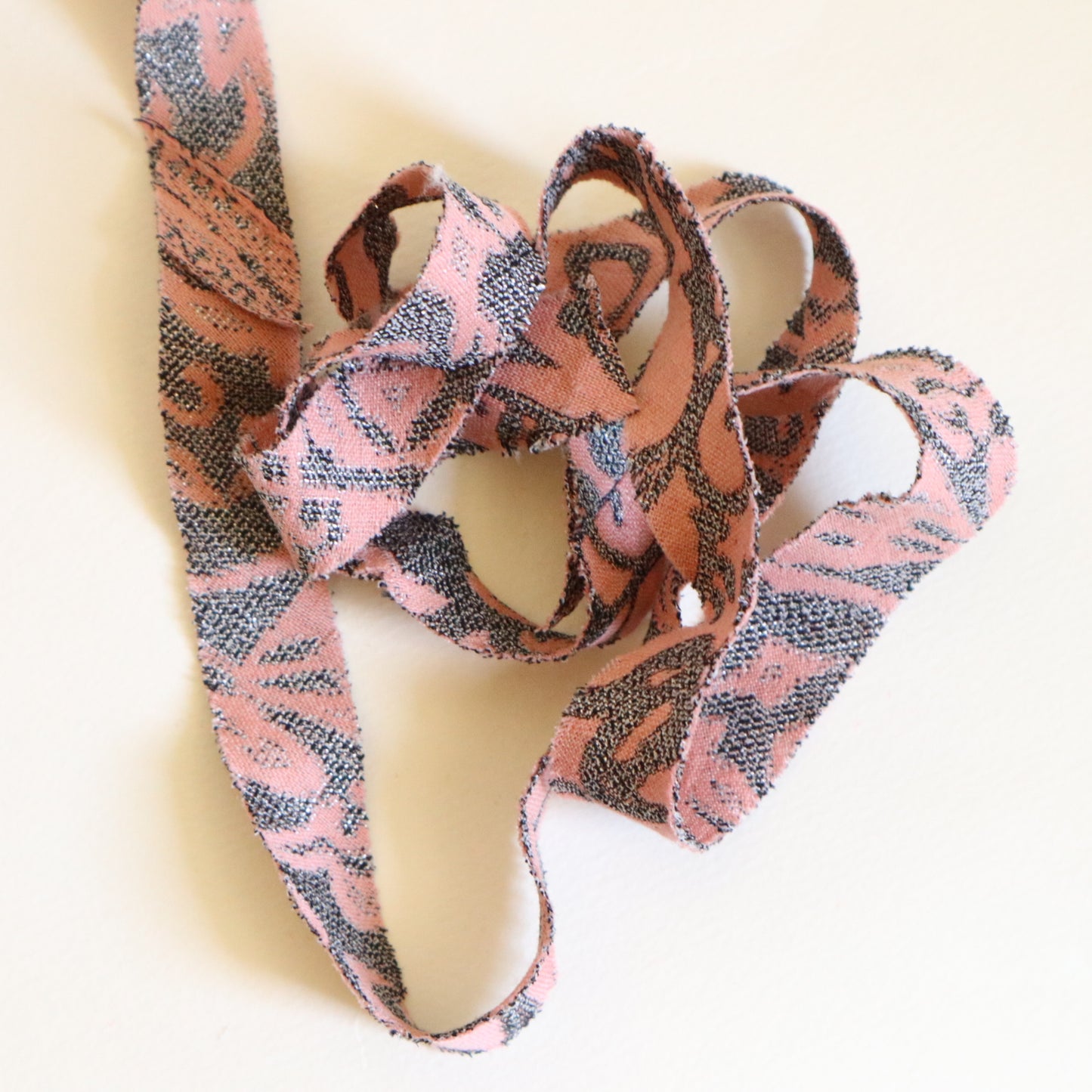 ピンクに灰色の花唐草柄・交織(Y02509004)