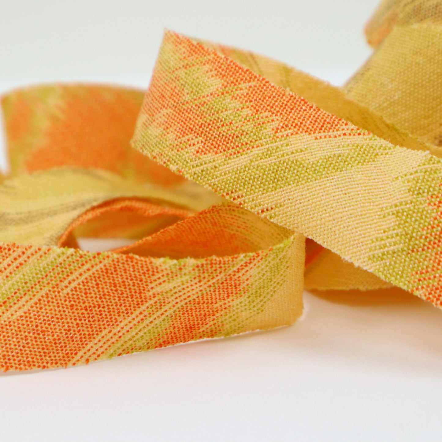 Pale yellow and orange large floral pattern, interwoven (Y02405001)
