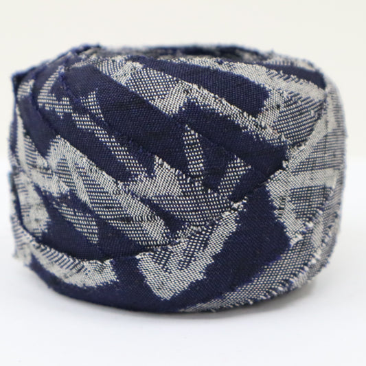 Dark blue with gray autumn leaves pattern, interwoven (Y02403002)
