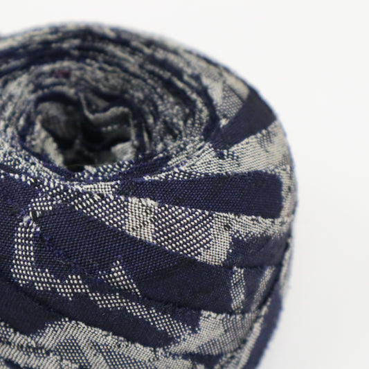 Dark blue with gray autumn leaves pattern, interwoven (Y02403002)