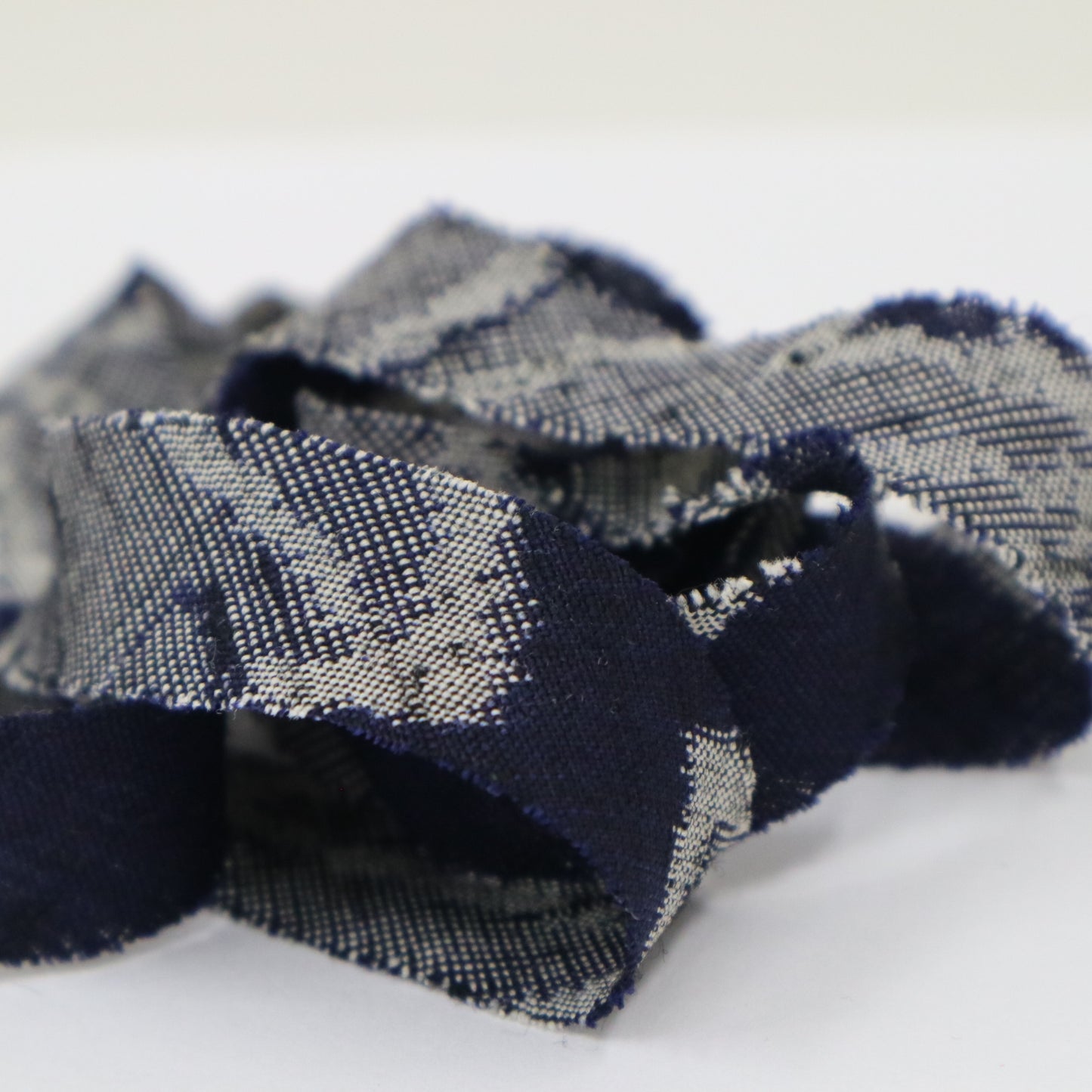 Dark blue with gray autumn leaves pattern, interwoven (Y02403002)