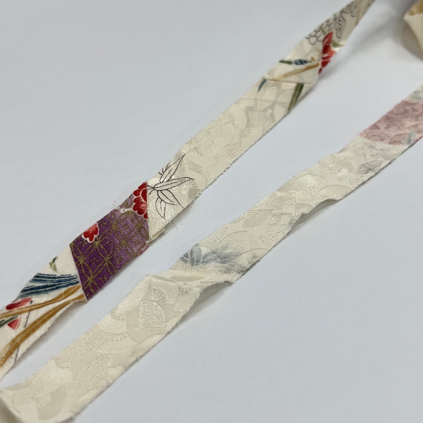 光沢のある生成りに春秋花柄と吉祥柄・縮緬(Y02205024)