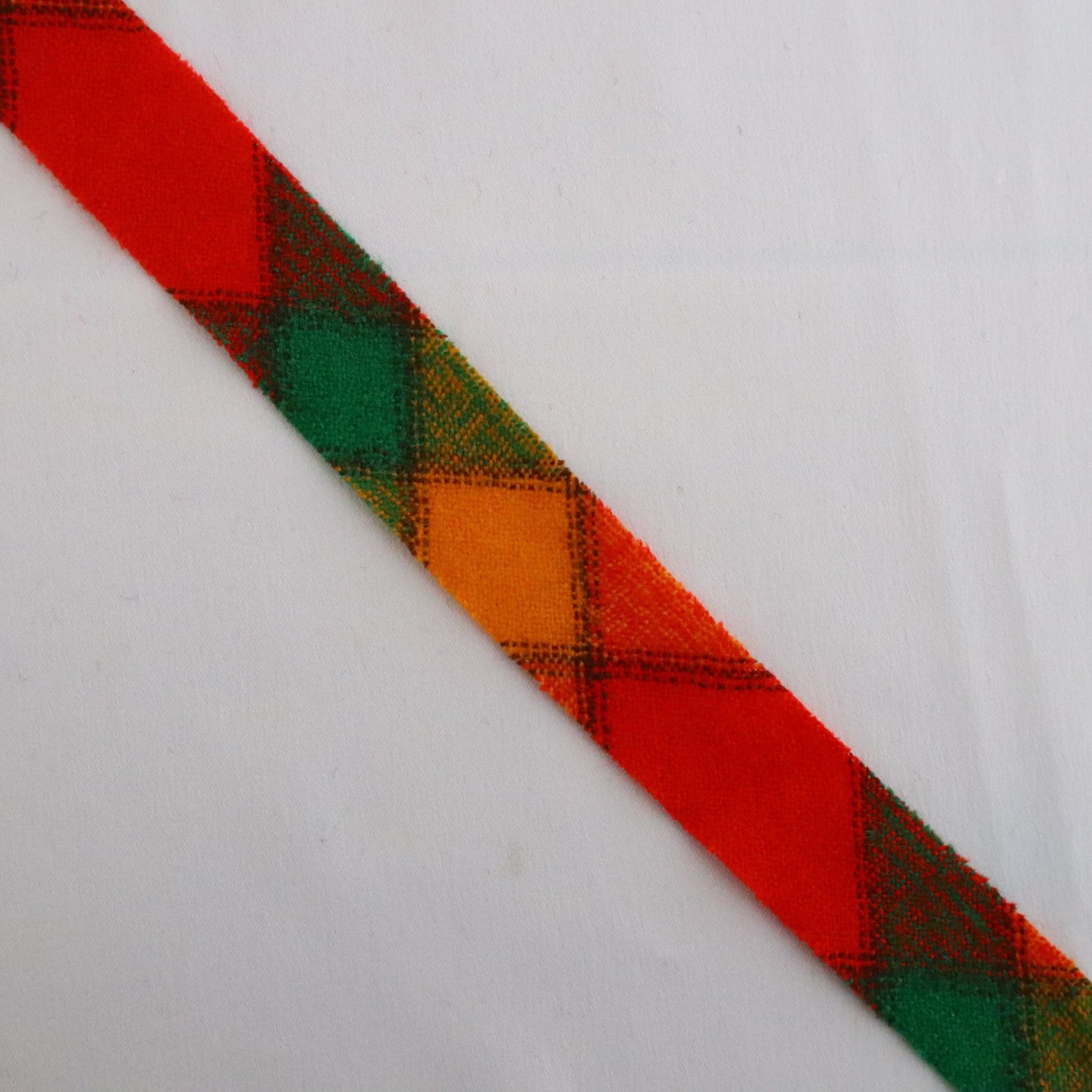 Red, green, and orange checkered pattern, wool (Y02211010)