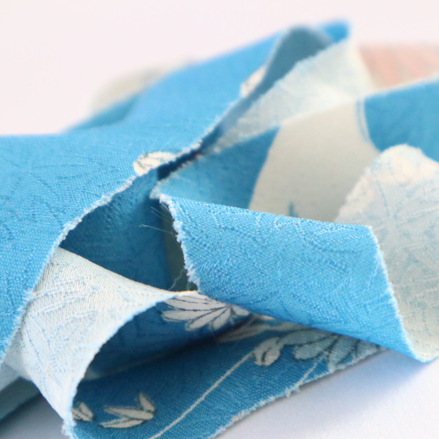 Pale blue with small floral pattern - Chirimen (Y02212009)