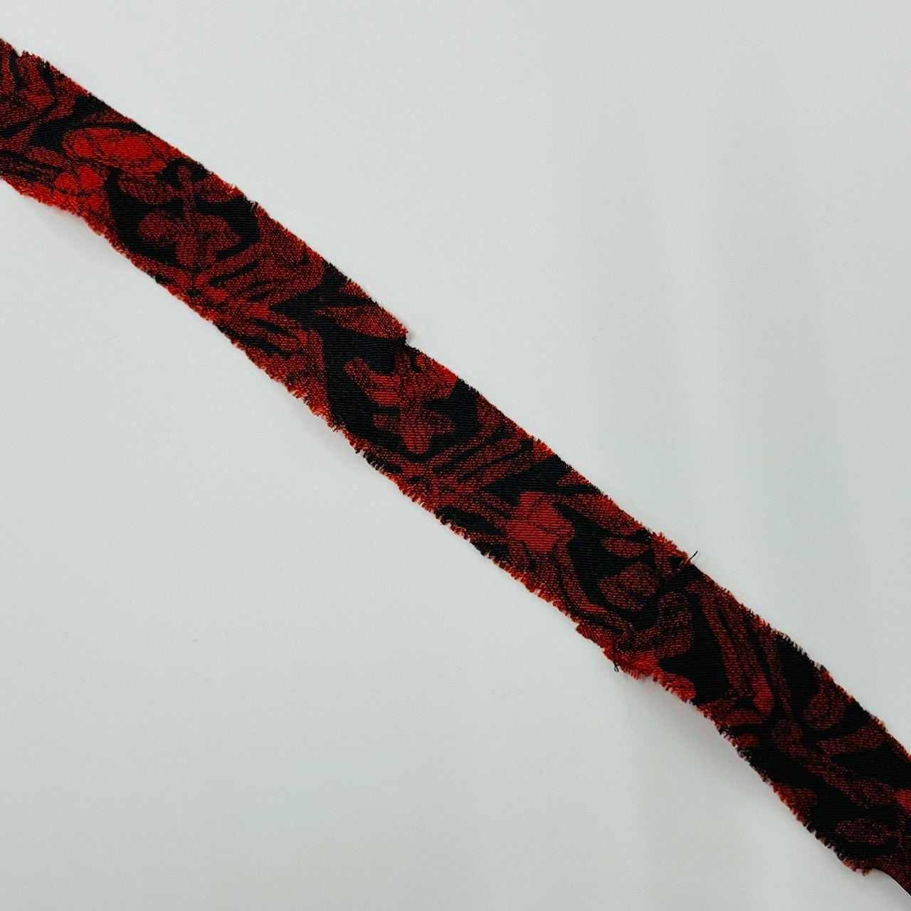 Black and red abstract pattern wool (Y02003036)