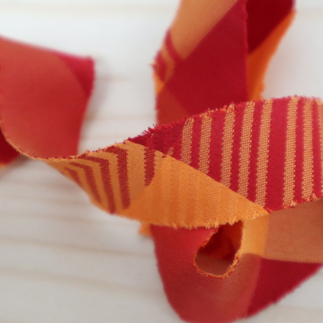Red and orange striped pattern (YY00000579)