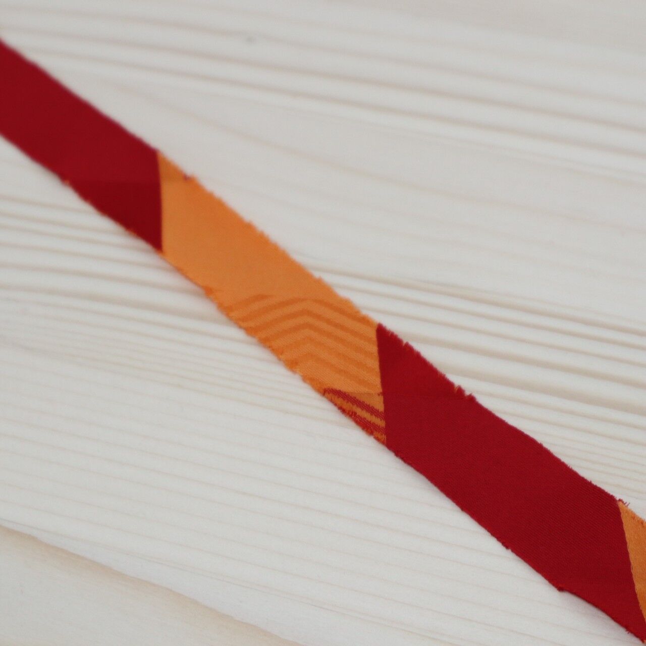 Red and orange striped pattern (YY00000579)