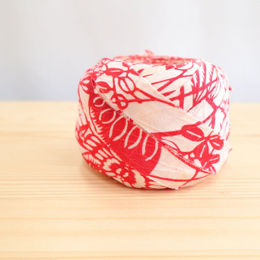 Red butterfly and flower pattern on a white background (Y00005041)