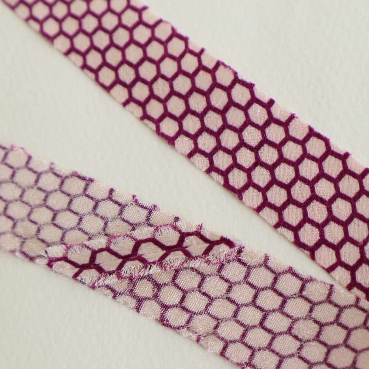 白に紫の亀甲繋ぎ・縮緬(Y02512001）