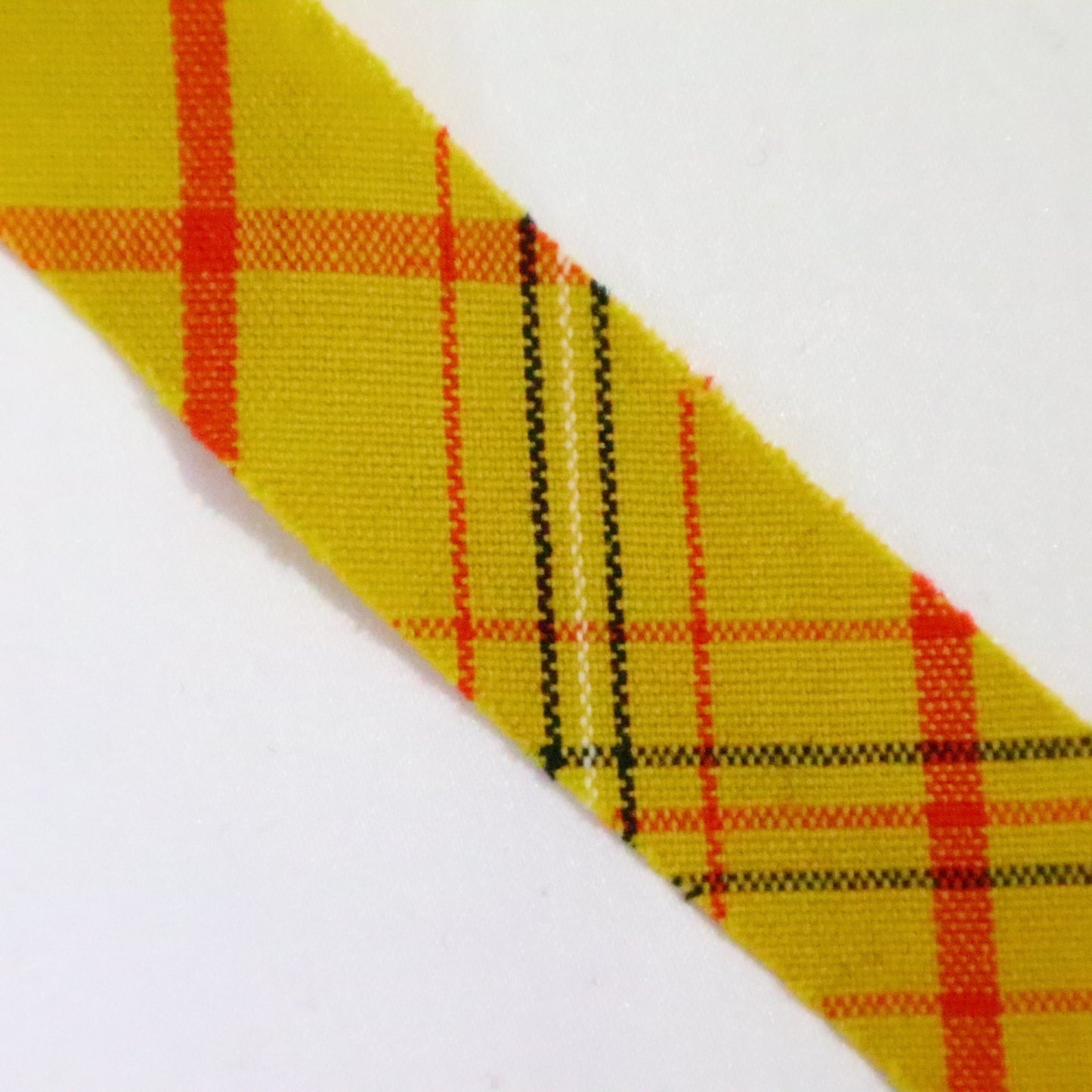 Yellow with red and white lattice/wool (Y02311031)