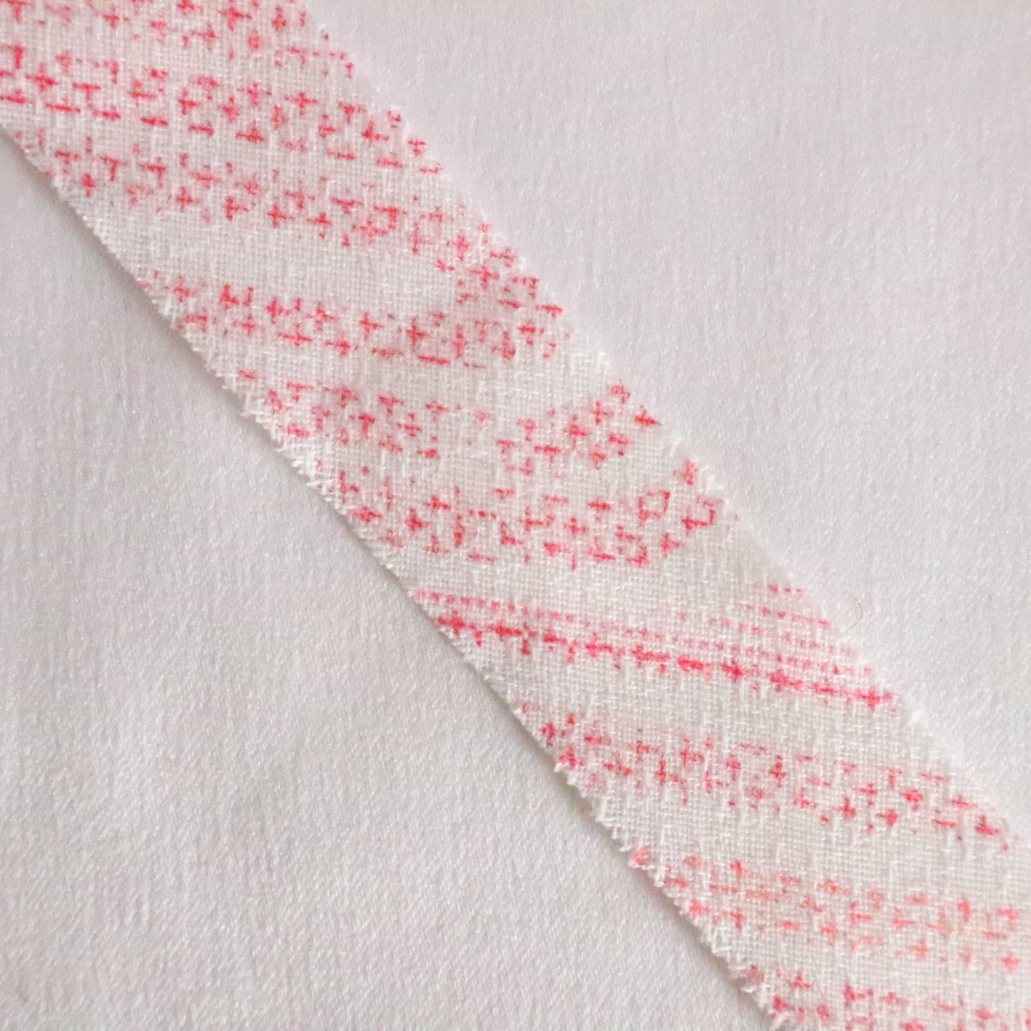 White and azalea abstract pattern/mixed weave (Y02310027)