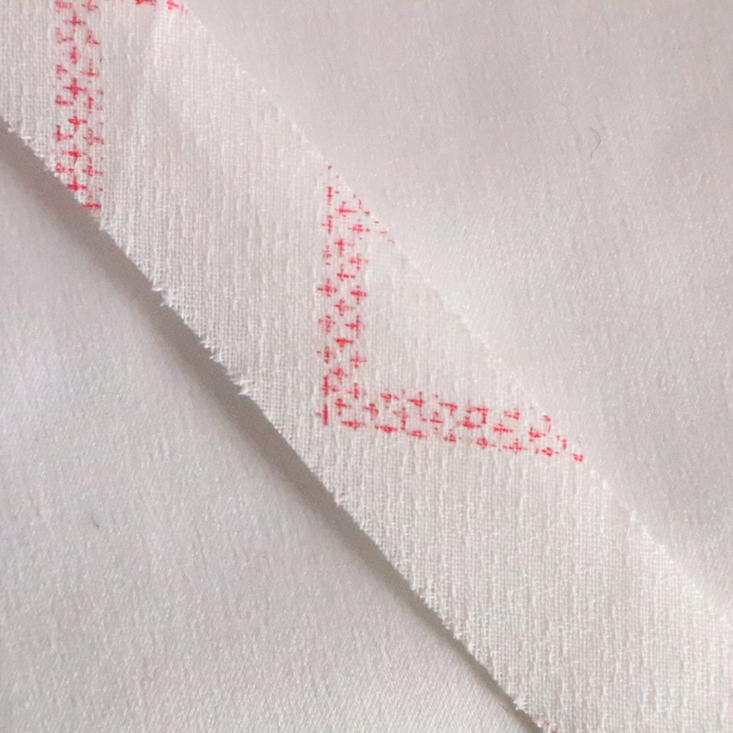 White and azalea abstract pattern/mixed weave (Y02310027)