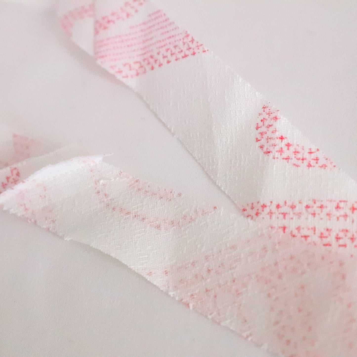 White and azalea abstract pattern/mixed weave (Y02310027)