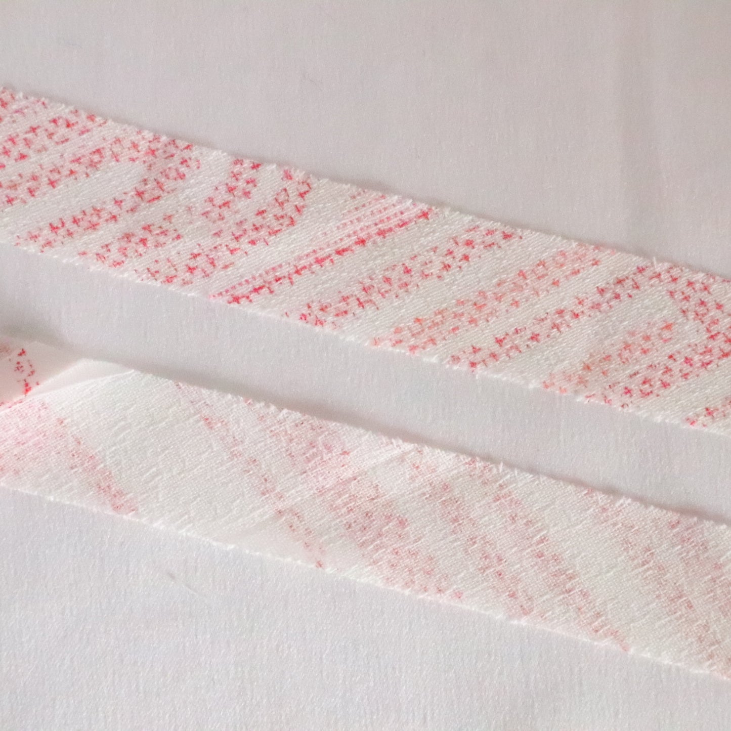 White and azalea abstract pattern/mixed weave (Y02310027)