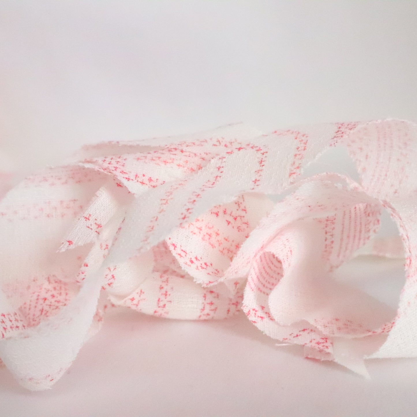 White and azalea abstract pattern/mixed weave (Y02310027)