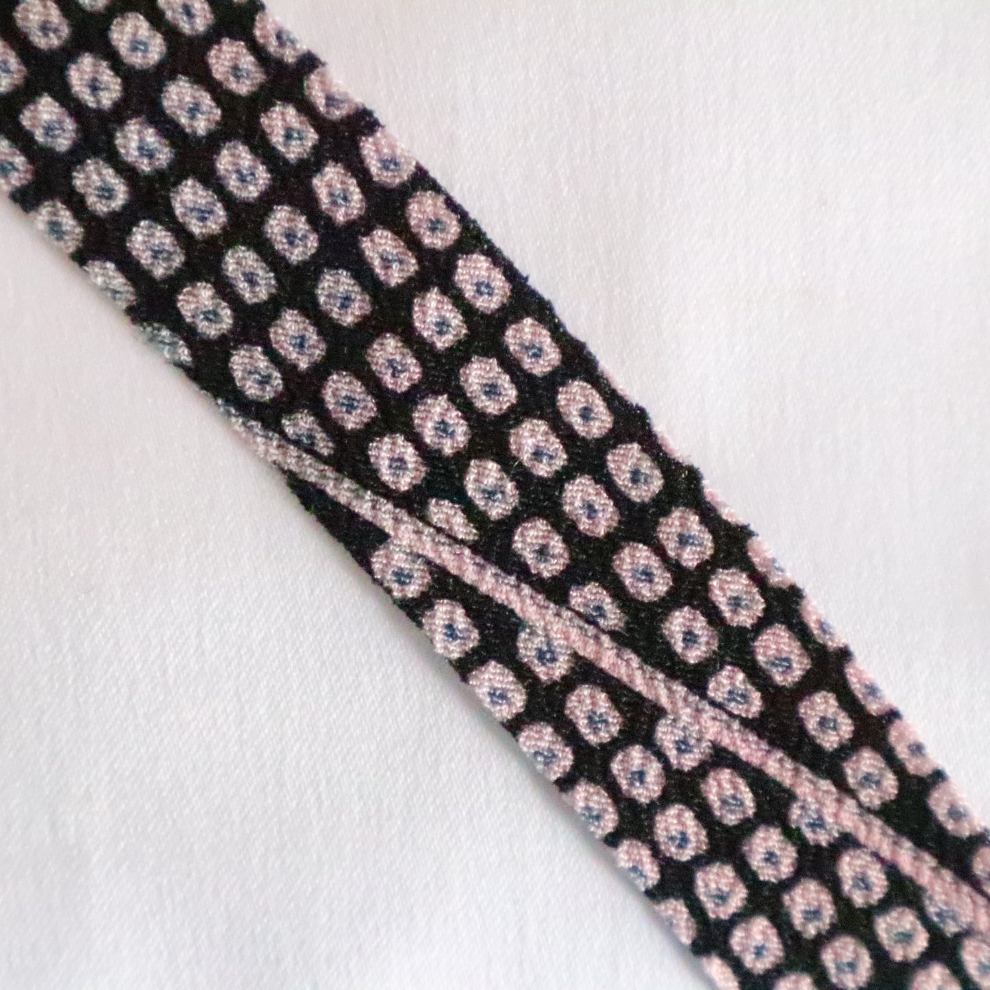 Black with some pale pink and white pique pattern/crepe (Y02311028)
