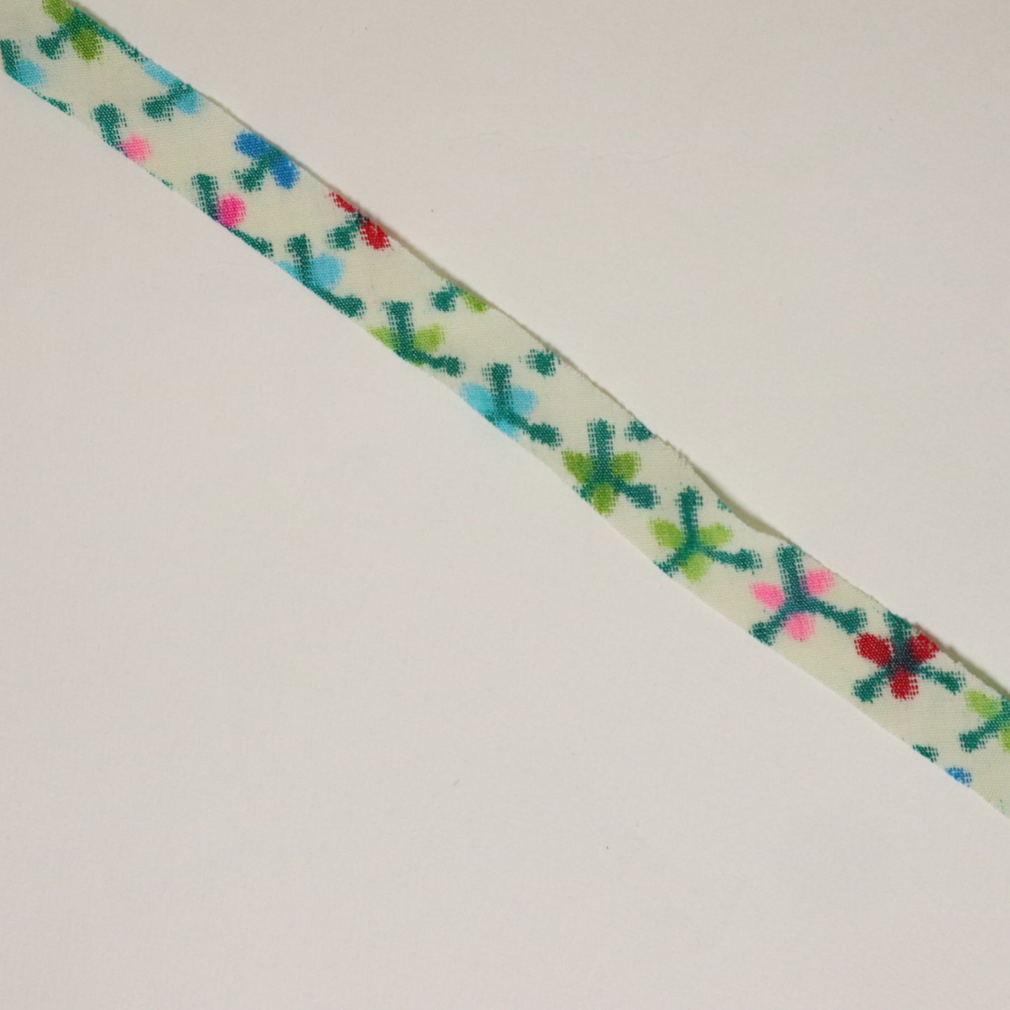 白地にカラフルな抽象柄・ウール(Y02601010）