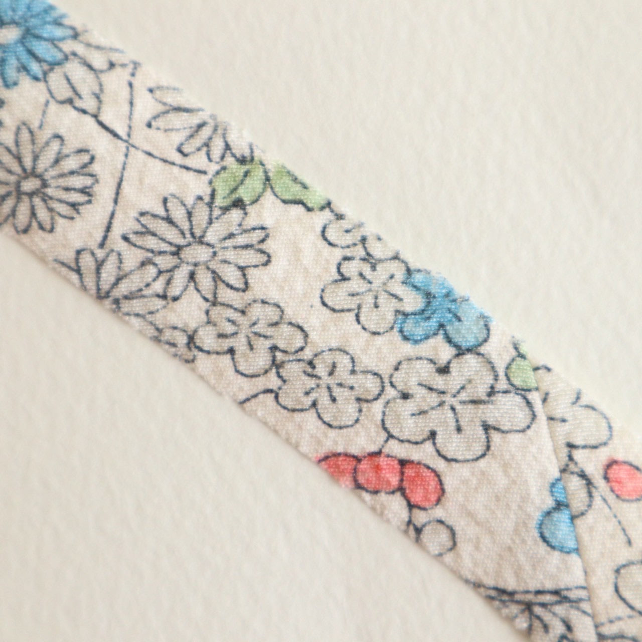 【残りわずか】白地に屋敷に花柄・縮緬(Y02601001）