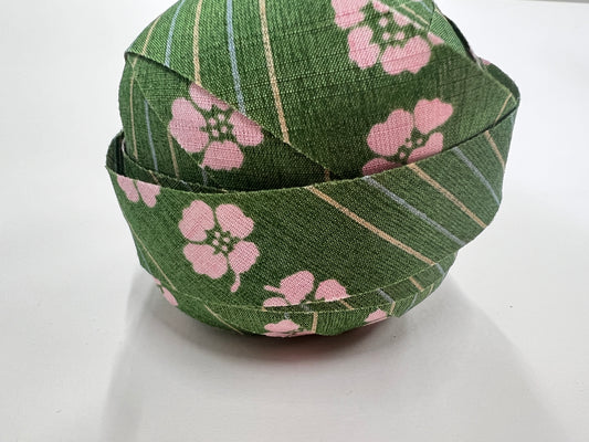 [Recommended yarn for bears] 30m ball / Warbler green with pink floral pattern, interwoven