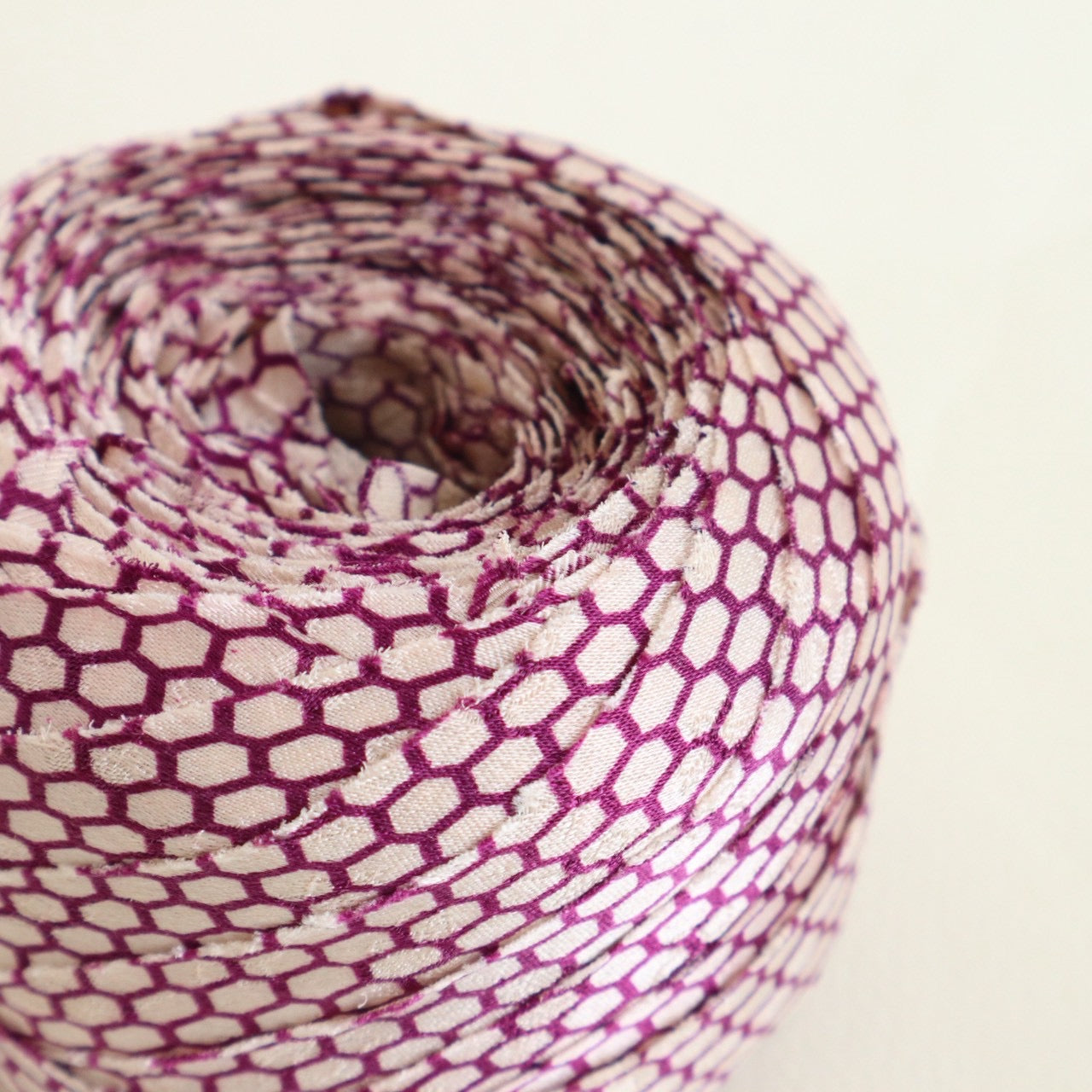 白に紫の亀甲繋ぎ・縮緬(Y02512001）