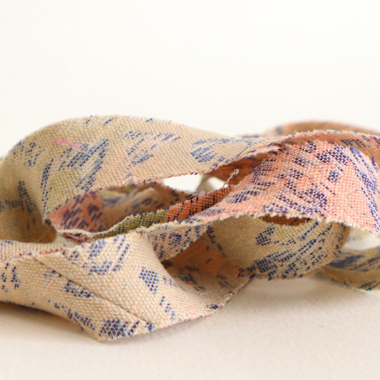 ベージュに紺とピンクの抽象柄・ウール(Y02601005）