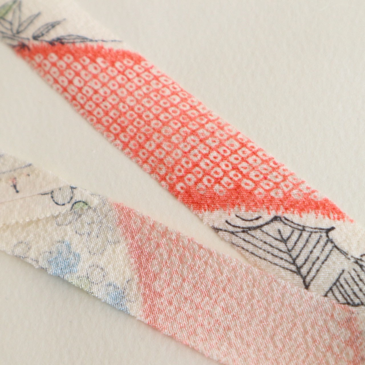 【残りわずか】白地に屋敷に花柄・縮緬(Y02601001）