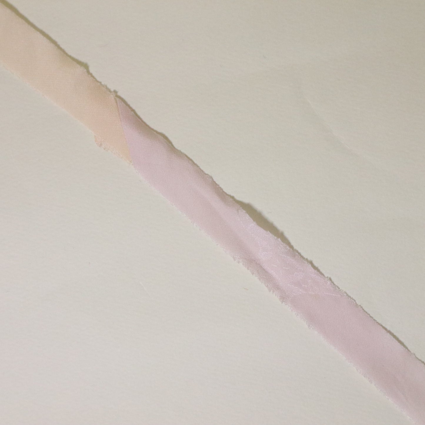 White and pink nagajuban (long undergarment) made of pure silk (Y02511004)