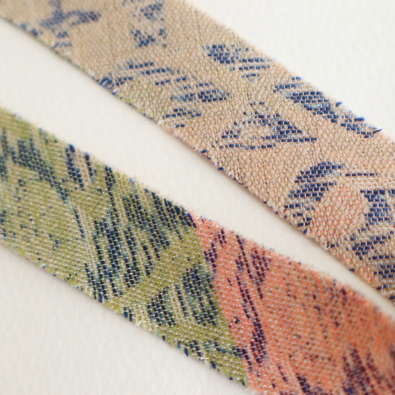 ベージュに紺とピンクの抽象柄・ウール(Y02601005）