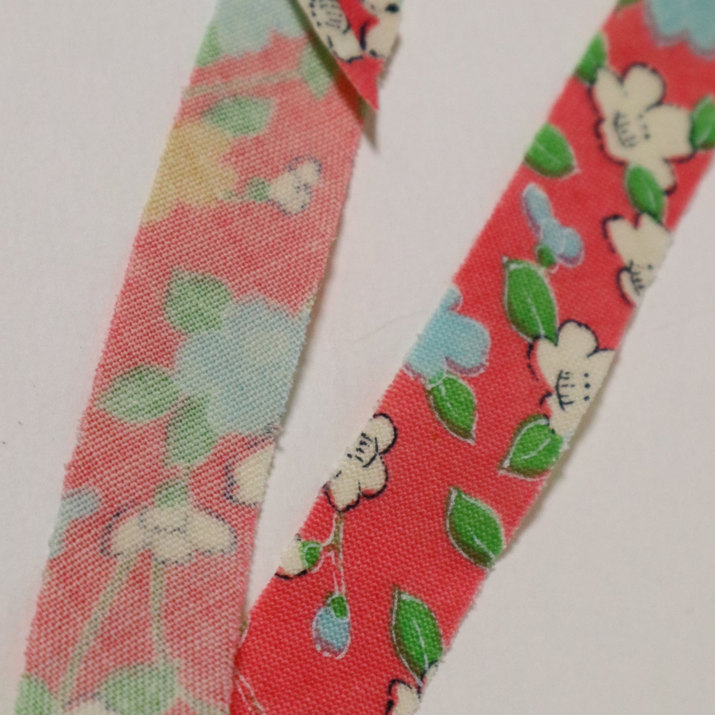 ピンクにカラフルな桜柄・モスリン(Y02601009）