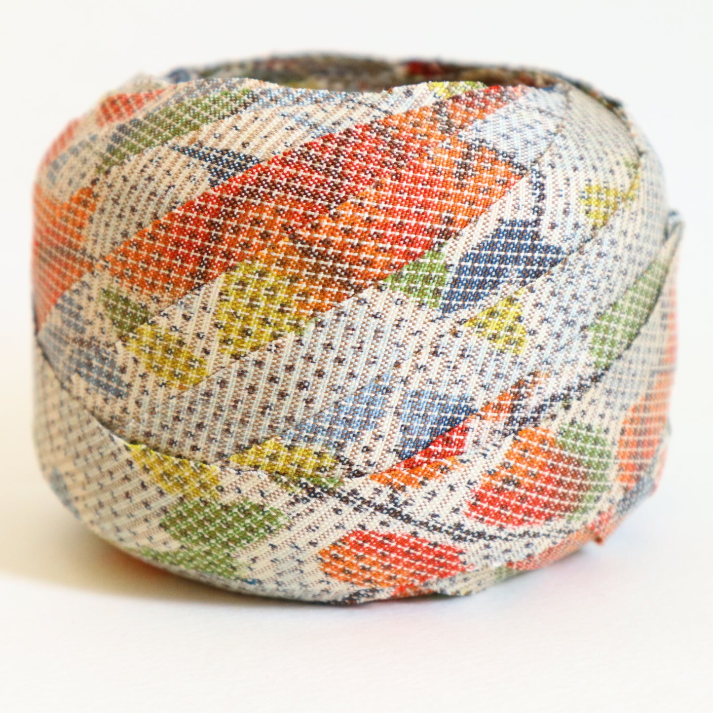 灰色に赤と青と黄色の花柄・紬（Y02509003）