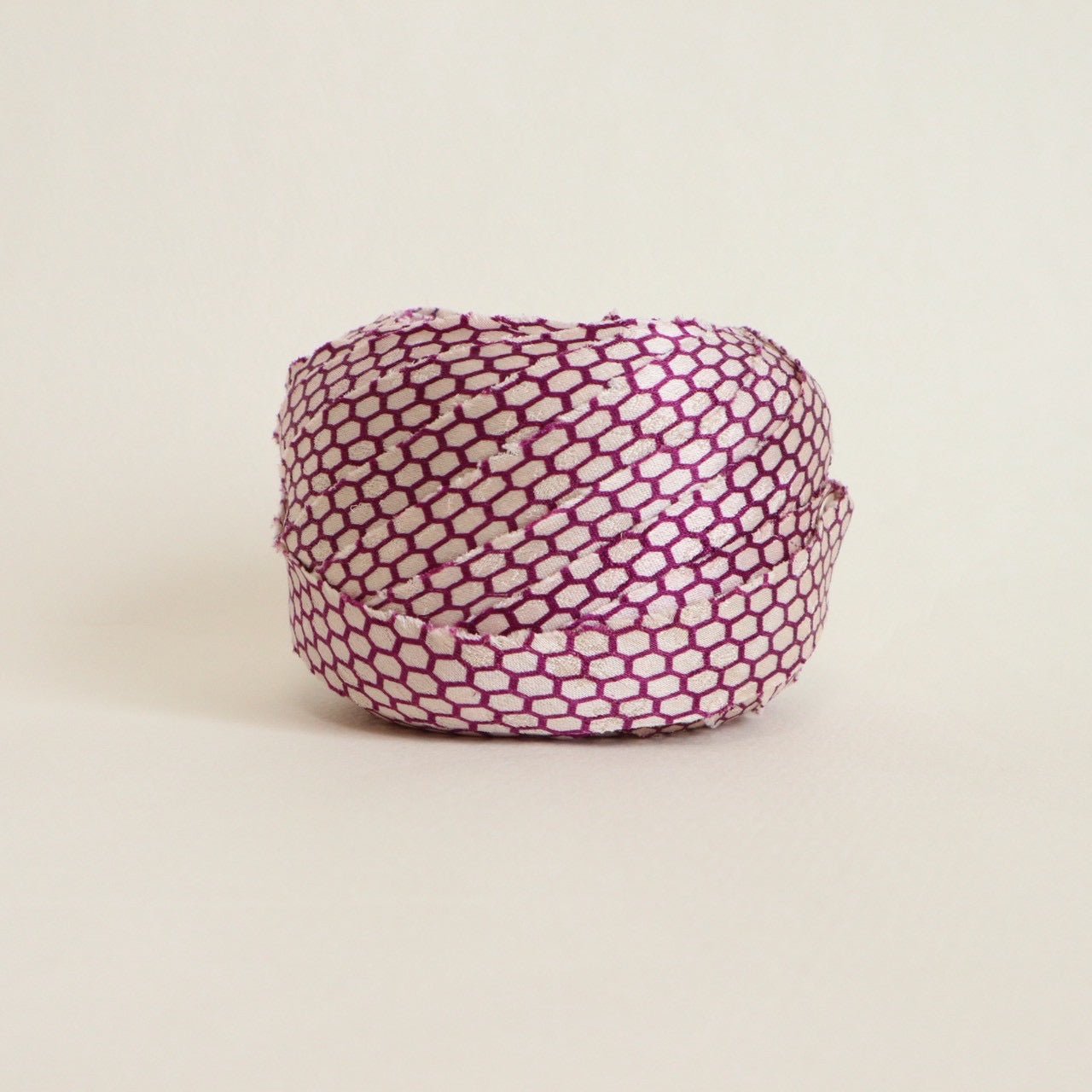 白に紫の亀甲繋ぎ・縮緬(Y02512001）