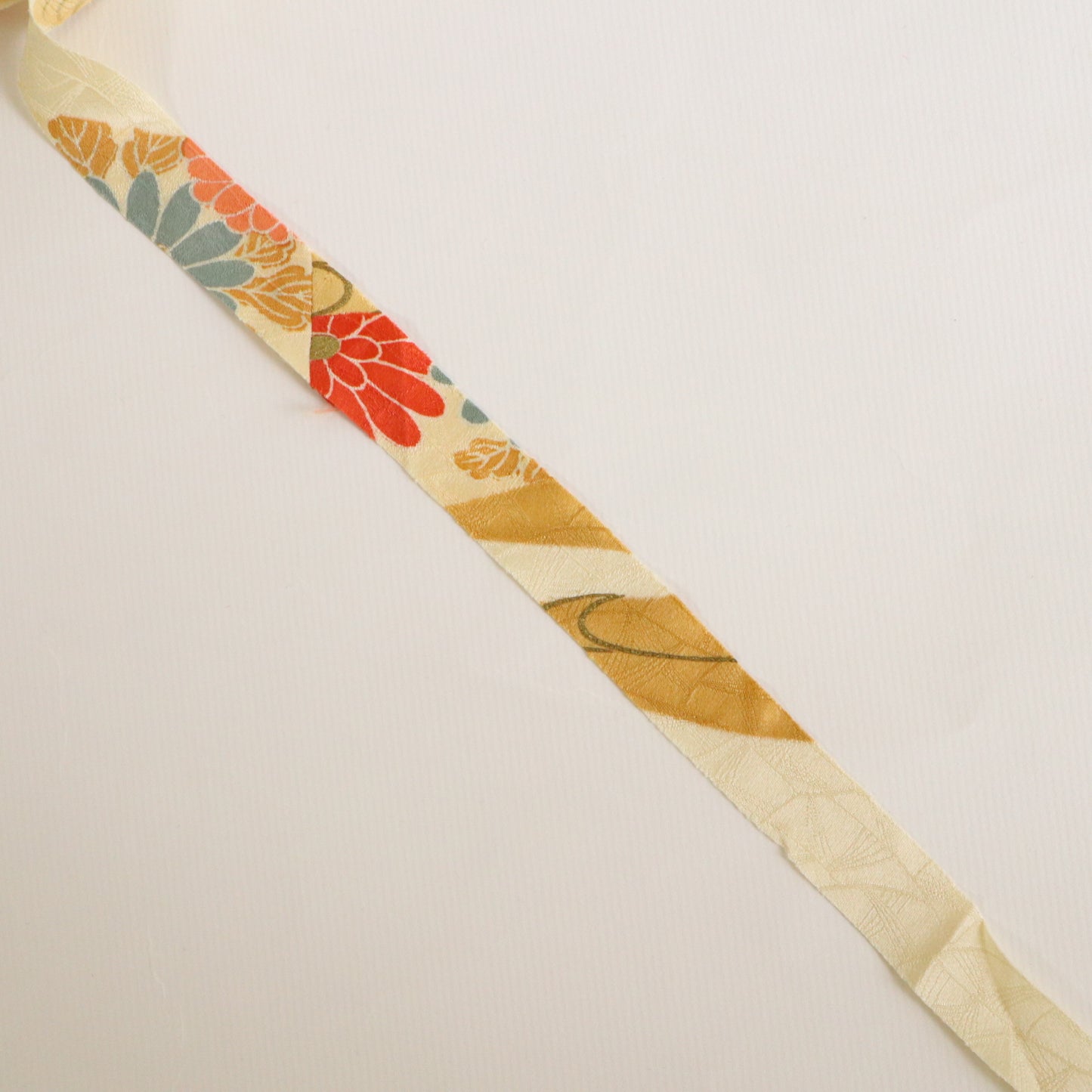 卵色に橙色・桃色・鼠色の菊柄・縮緬（Y02606008）