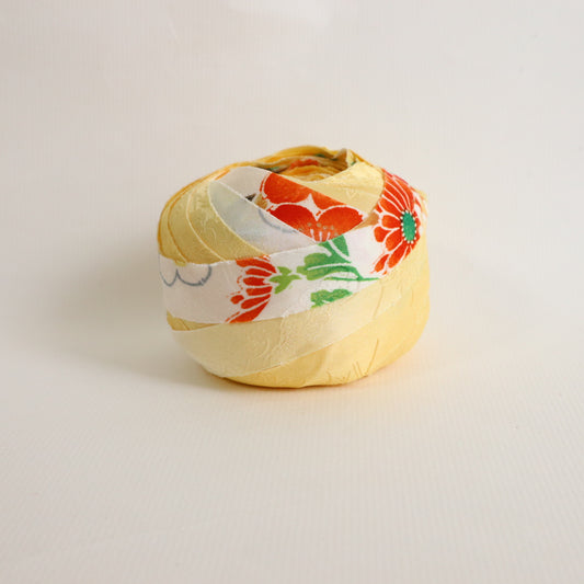 黄色にところどころ鮮やかな吉祥花柄・化繊　(Y02606006）