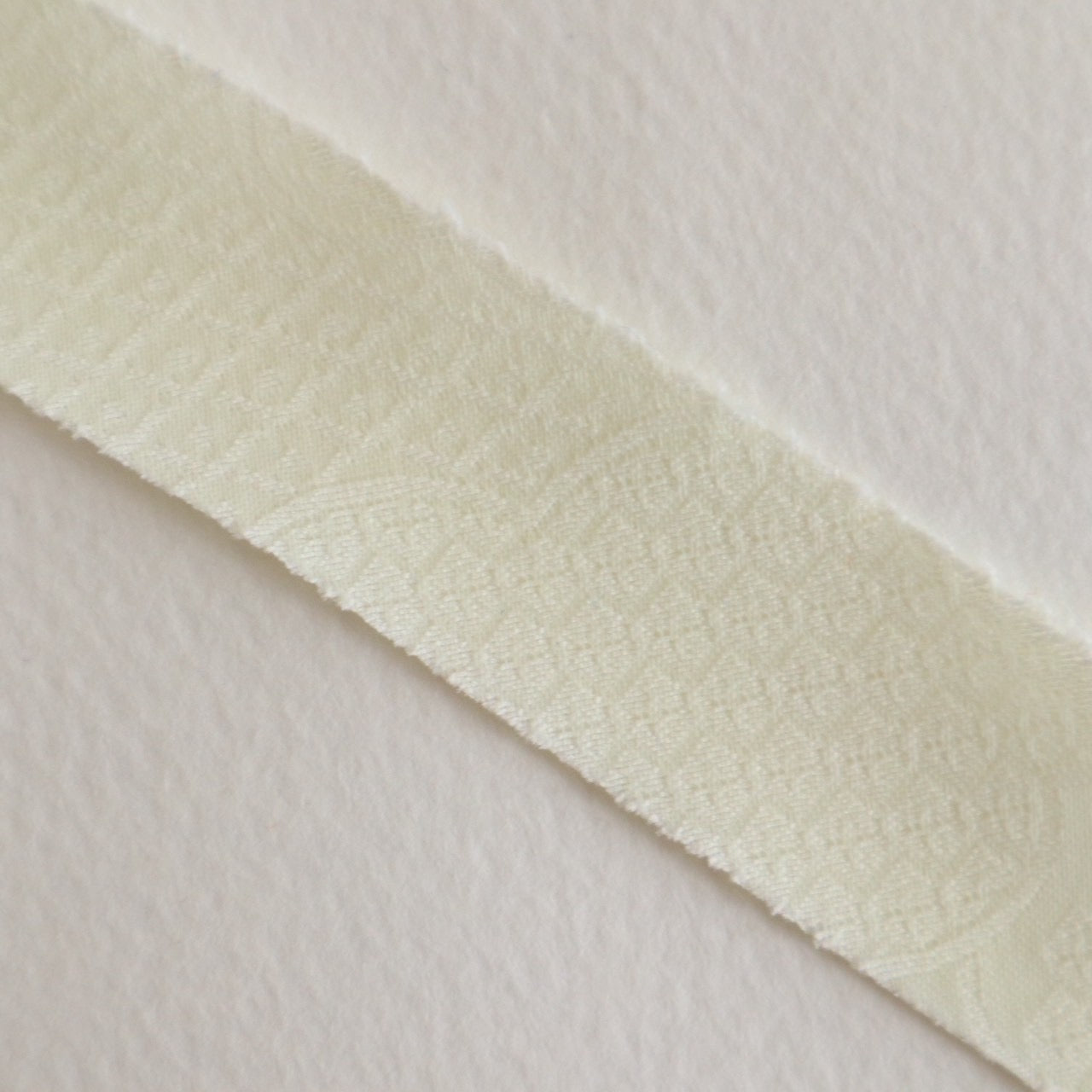 薄い卵色に赤・緑・青・黄の花柄・化繊(Y02601004）