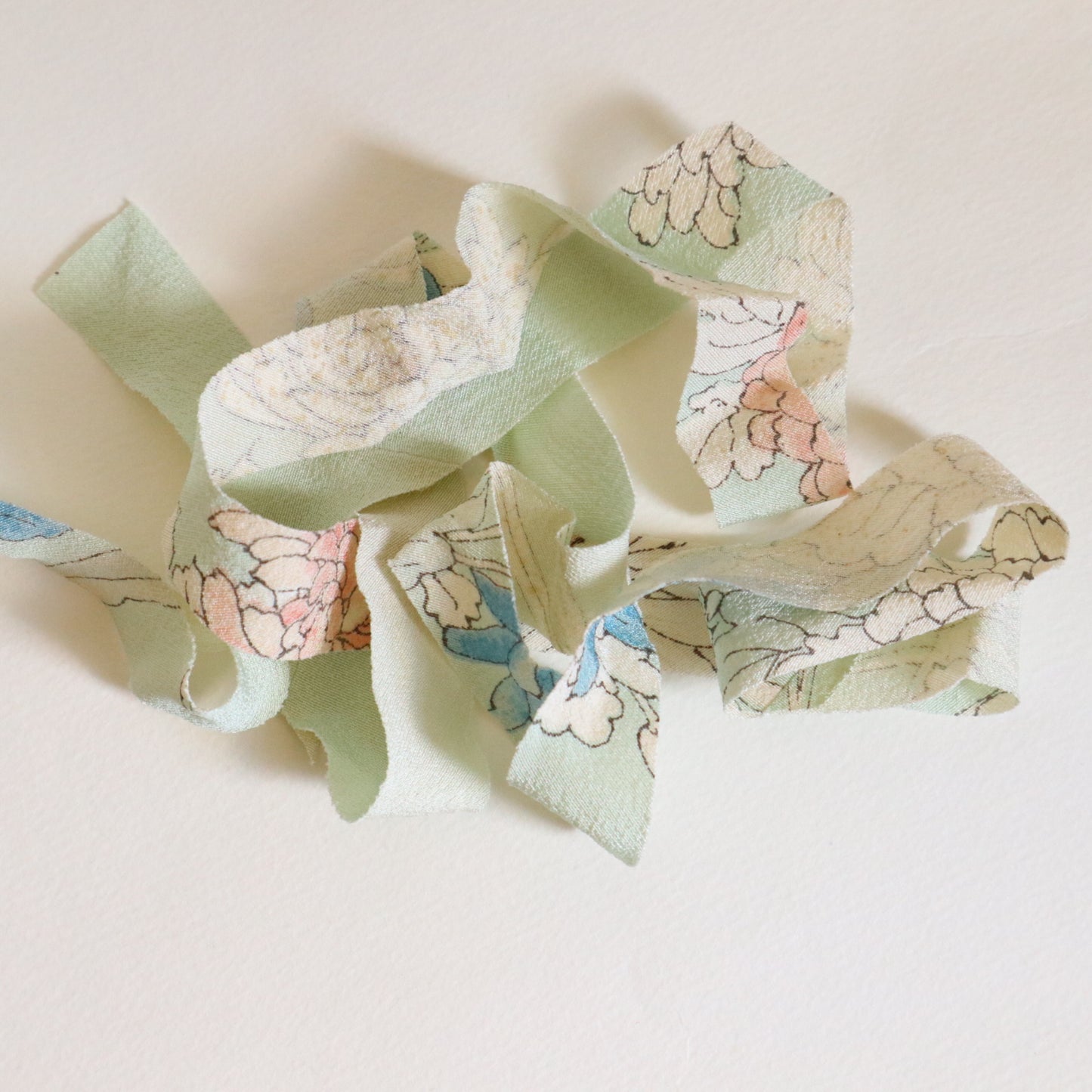 薄い水色にピンク・青・白の花柄・縮緬（Y02509002）