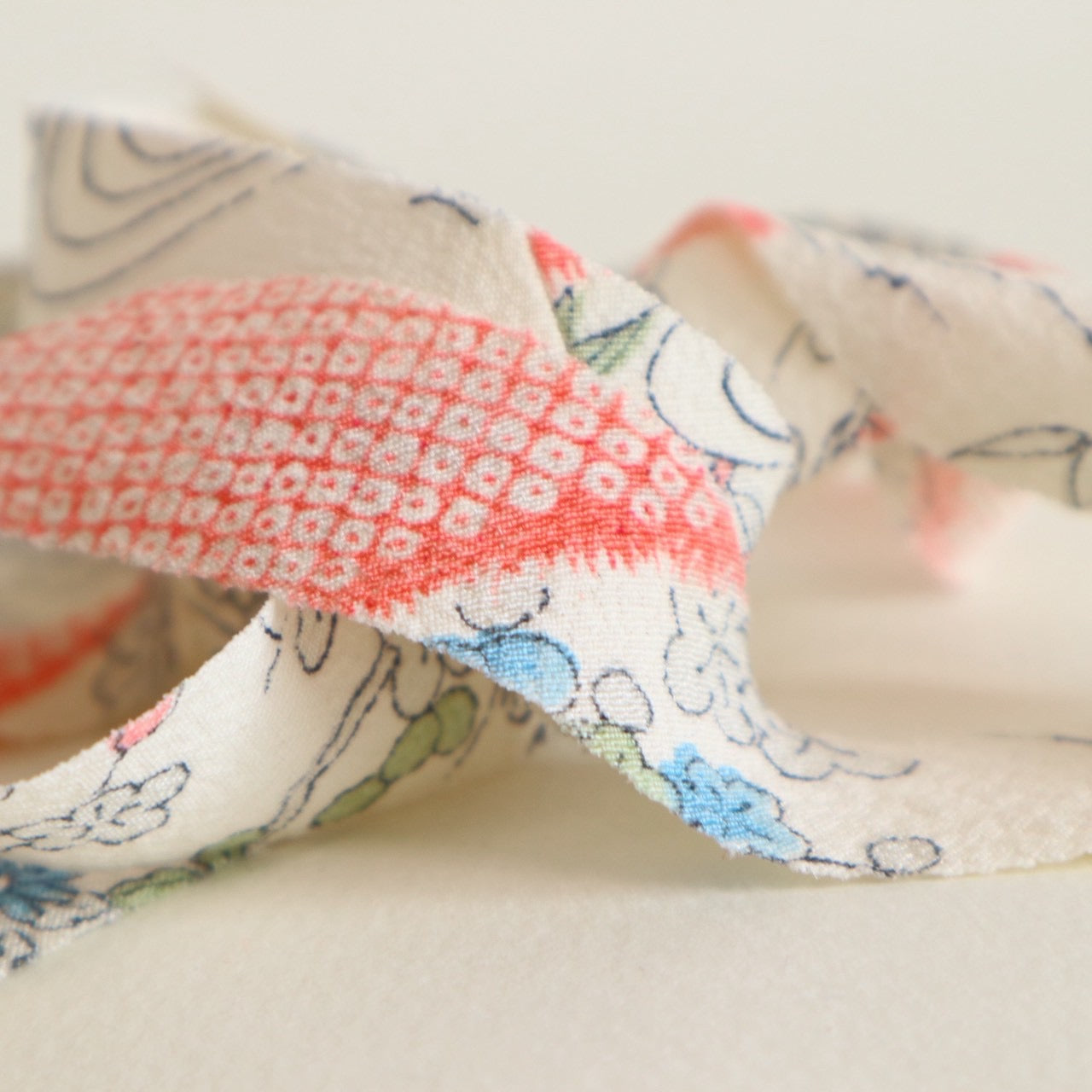 【残りわずか】白地に屋敷に花柄・縮緬(Y02601001）