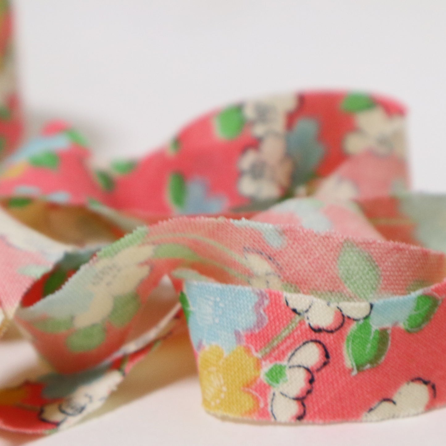 ピンクにカラフルな桜柄・モスリン(Y02601009）