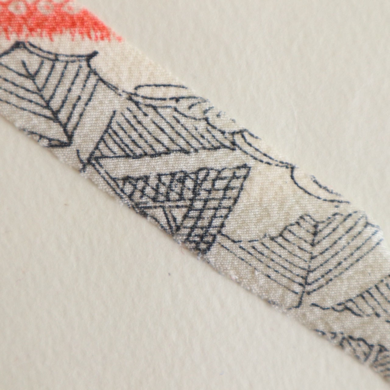 【残りわずか】白地に屋敷に花柄・縮緬(Y02601001）